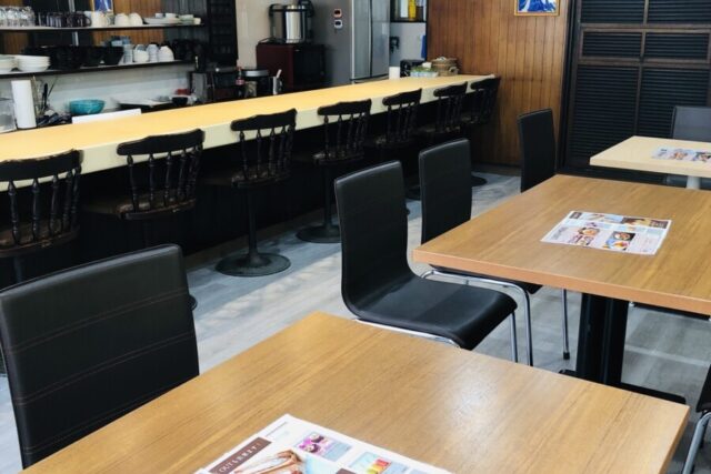 つなぐカフェの店内とテーブル