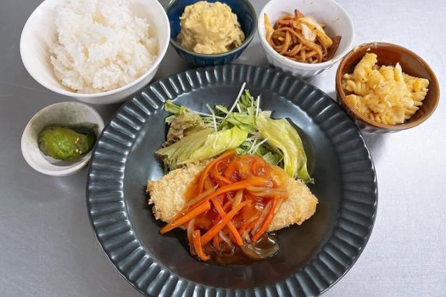 つなぐの実写真：野菜を添えた昼食