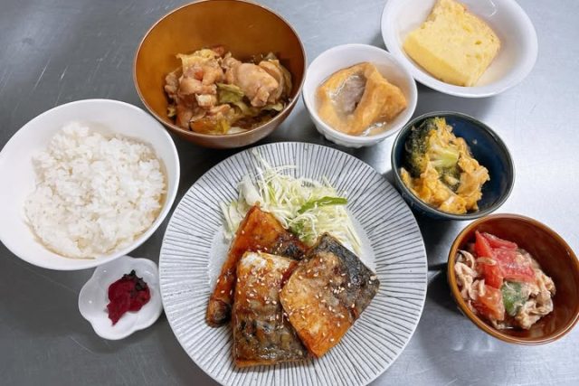 つなぐの実写真：魚料理の昼食