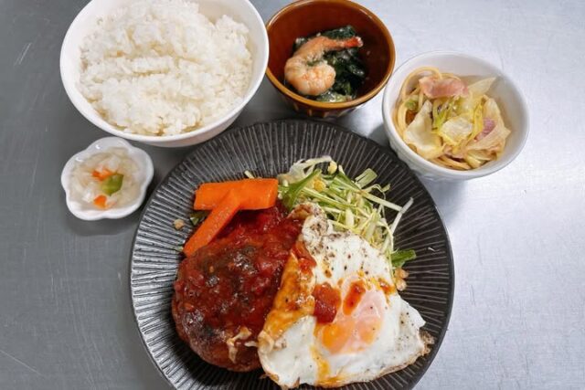 つなぐの実写真：ハンバーグと目玉焼き