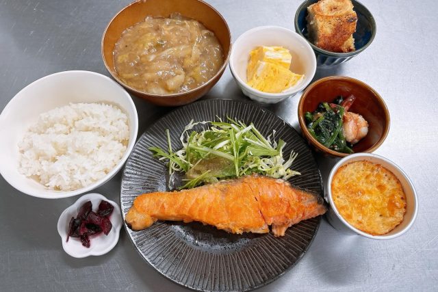 つなぐの実写真：魚のフライと副菜