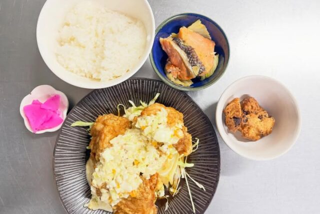 つなぐの実写真：タルタルソースを添えた昼食
