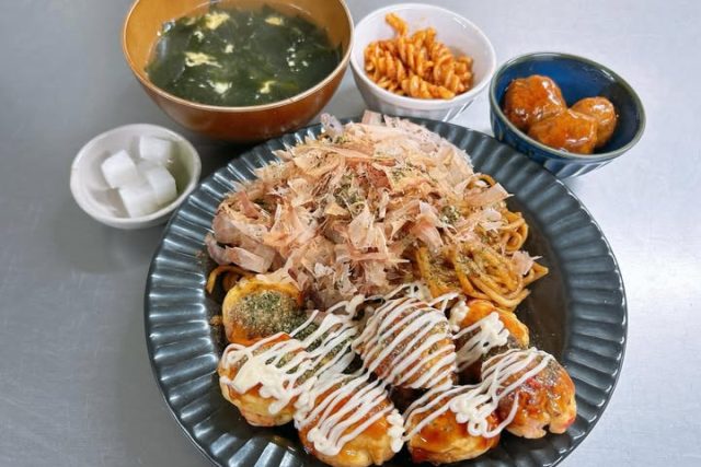 つなぐの実写真：麺料理と副菜