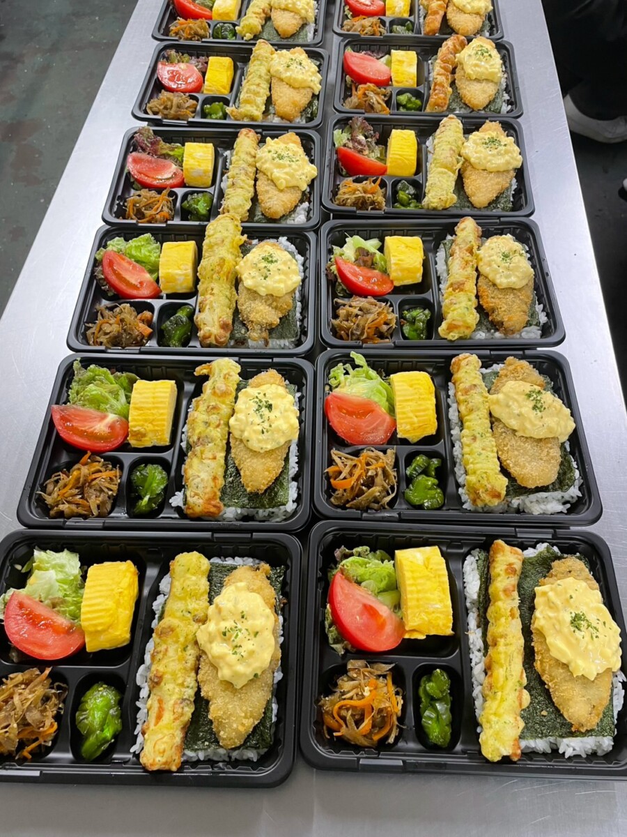 つなぐで提供した出汁巻き玉子と主菜・副菜が入った昼食用弁当