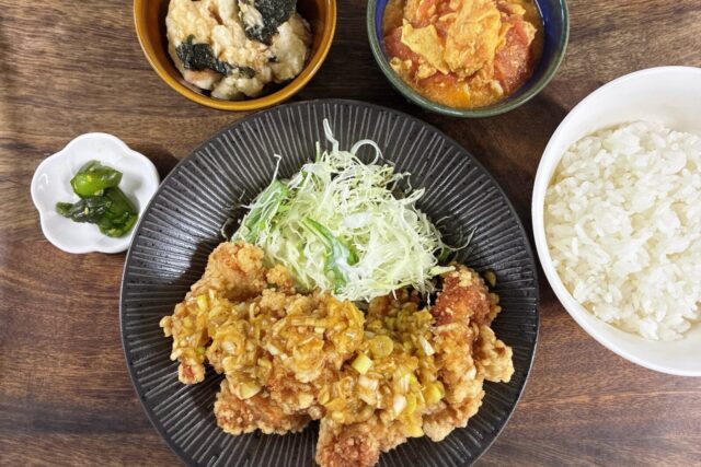つなぐの実写真：チキンカツの昼食