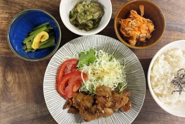 つなぐの実写真：鶏肉を使った昼食