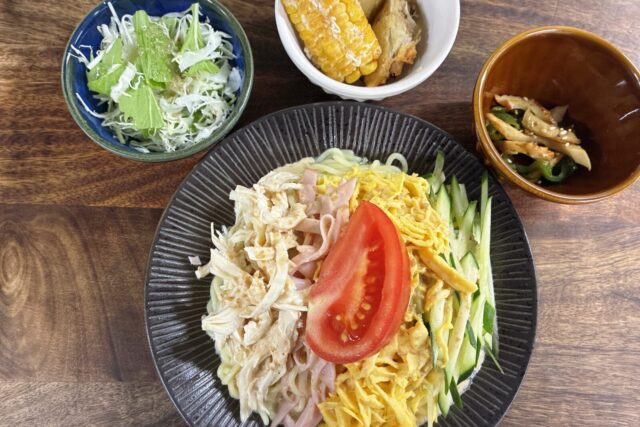 つなぐの実写真：冷たい麺と副菜