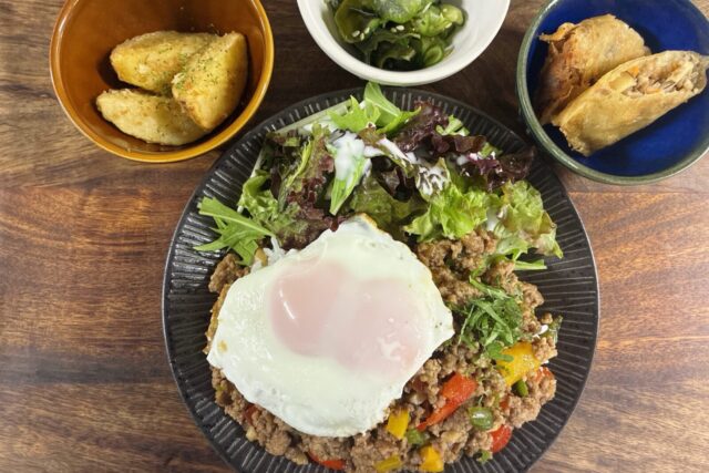 つなぐの実写真：目玉焼きを添えた炒飯