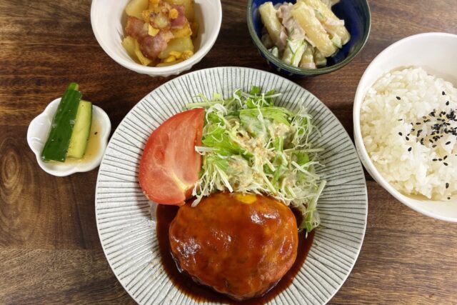 つなぐの昼食の一例：ハンバーグと副菜